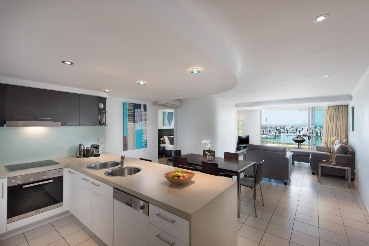 At Marina Shores Airlie Beach Buitenkant foto A typical apartment interior