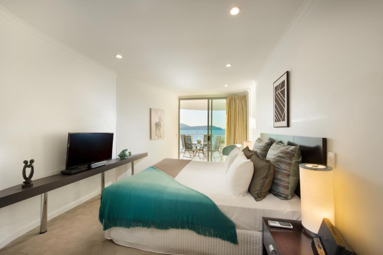 At Marina Shores Airlie Beach Buitenkant foto A bedroom at the Mantra on Saltwater Island
