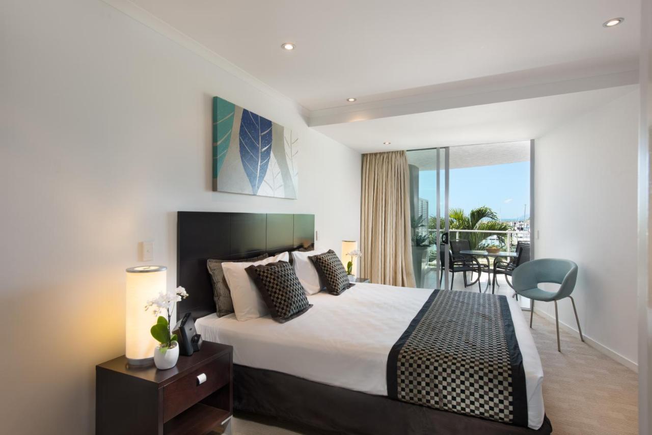At Marina Shores Airlie Beach Buitenkant foto A bedroom at the Mantra on Hay Street