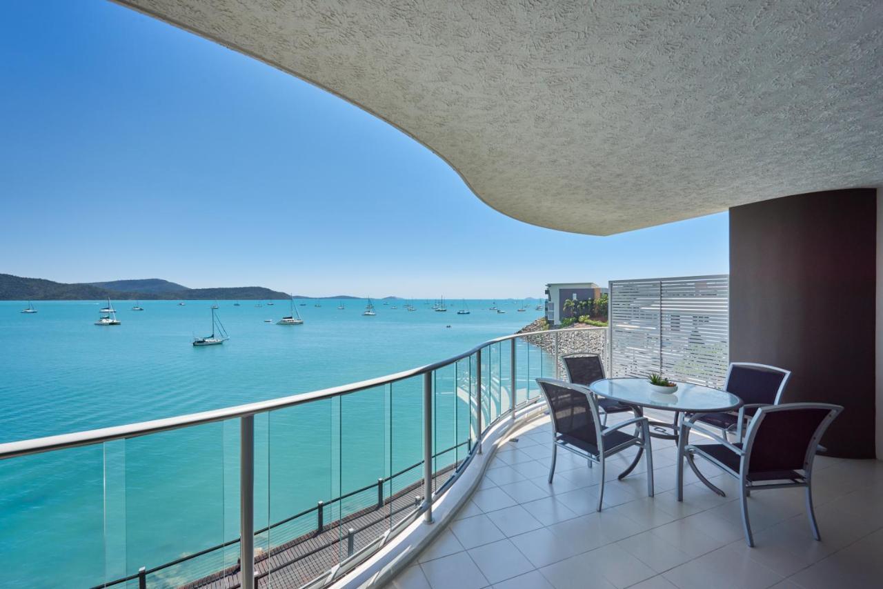 At Marina Shores Airlie Beach Buitenkant foto View from a balcony at the Mantra on the Water